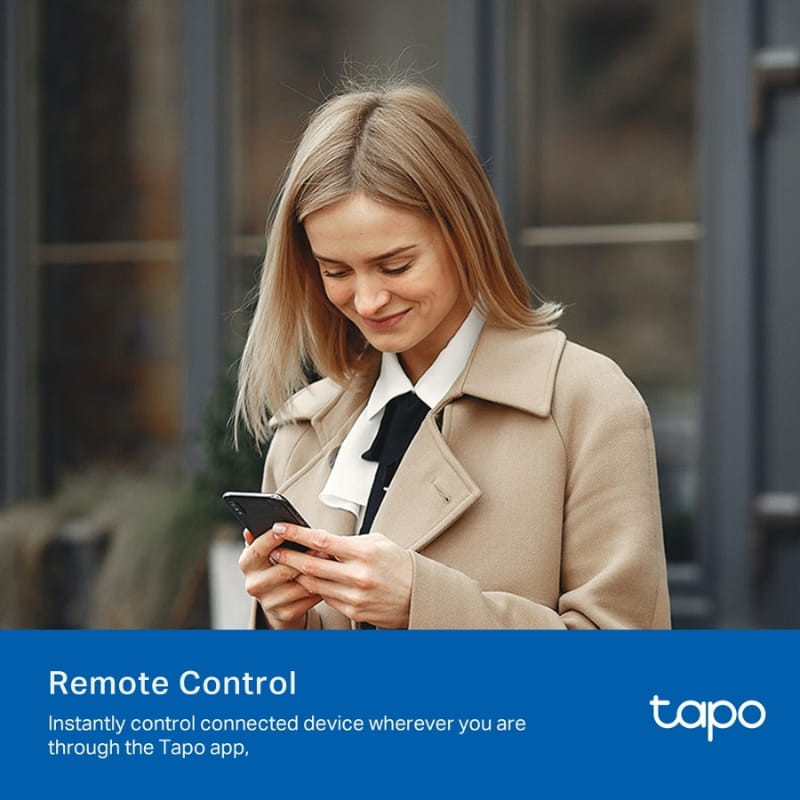 Mujer usando su smartphone para controlar un dispositivo con la app Tapo; destaca control remoto del enchufe inteligente TP-Link Tapo P110M vía WiFi