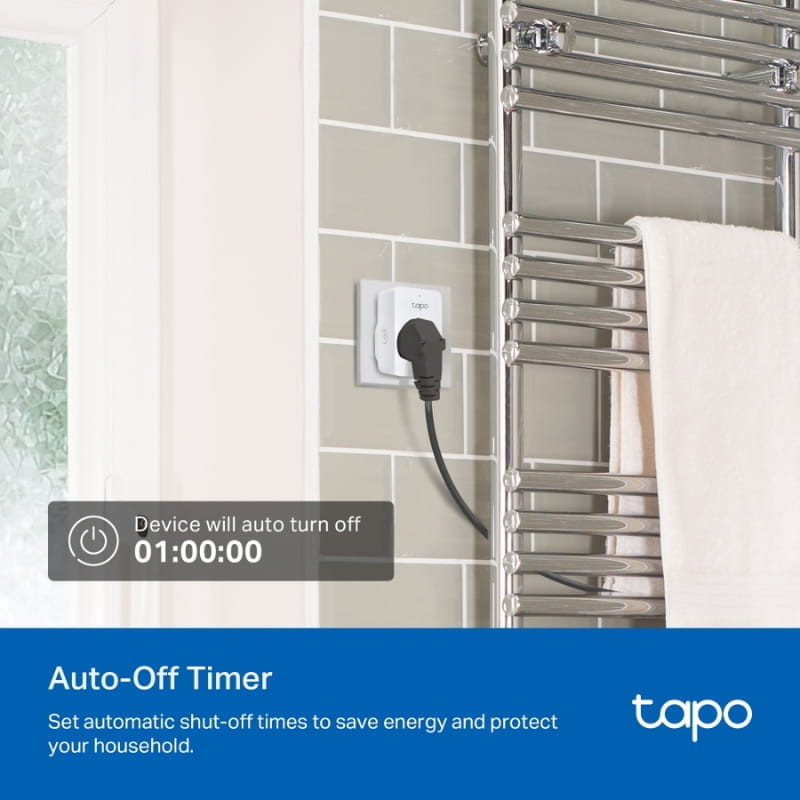 TP-Link Tapo P110M WiFi Enchufe Inteligente instalado en pared, con temporizador auto-off, LED indicador y toma conectada a toallero eléctrico plateado