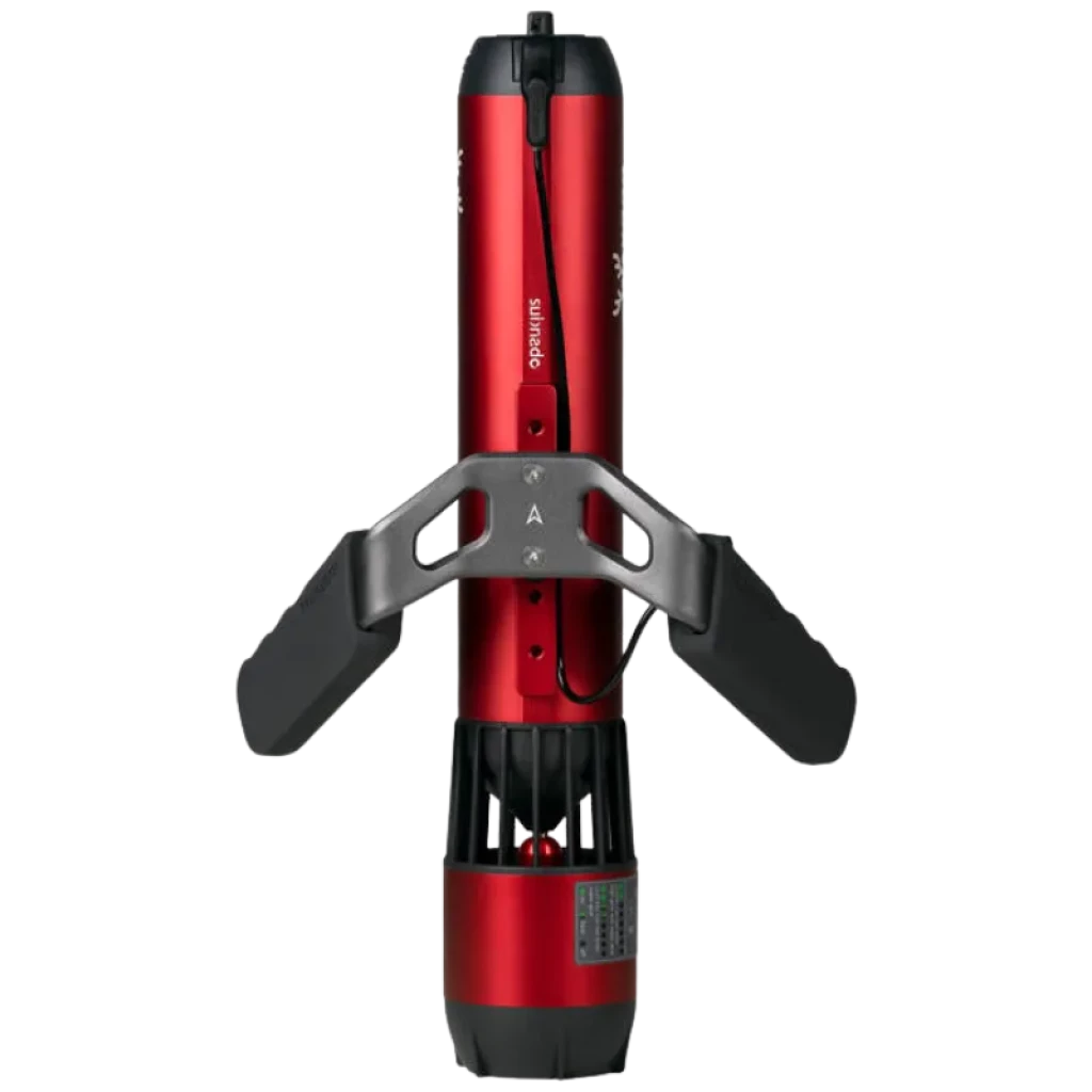 Waydoo Subnado propulsor submarino rojo con cuerpo cilíndrico metálico, hélice protegida y aletas laterales grises; diseño compacto tipo kit de inicio