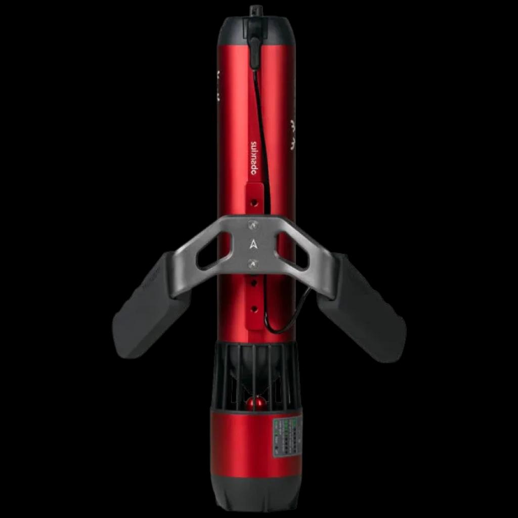 Waydoo Subnado propulsor submarino rojo con cuerpo cilíndrico metálico, hélice protegida y aletas laterales grises; diseño compacto tipo kit de inicio