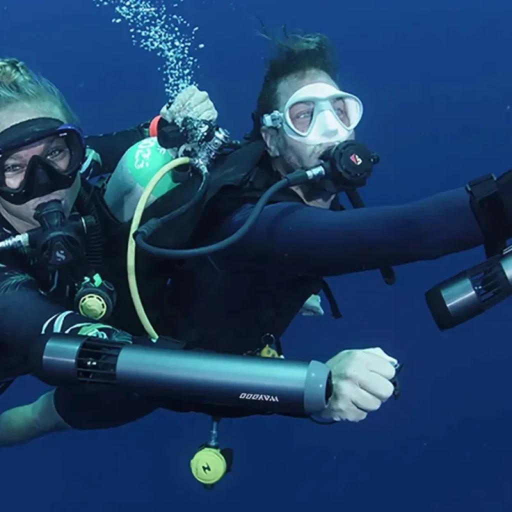 Scooter subacuático ultra compacto con propulsores de muñeca Waydoo Subnado, diseño cilíndrico gris, correas ajustables y boquillas de empuje para buceo