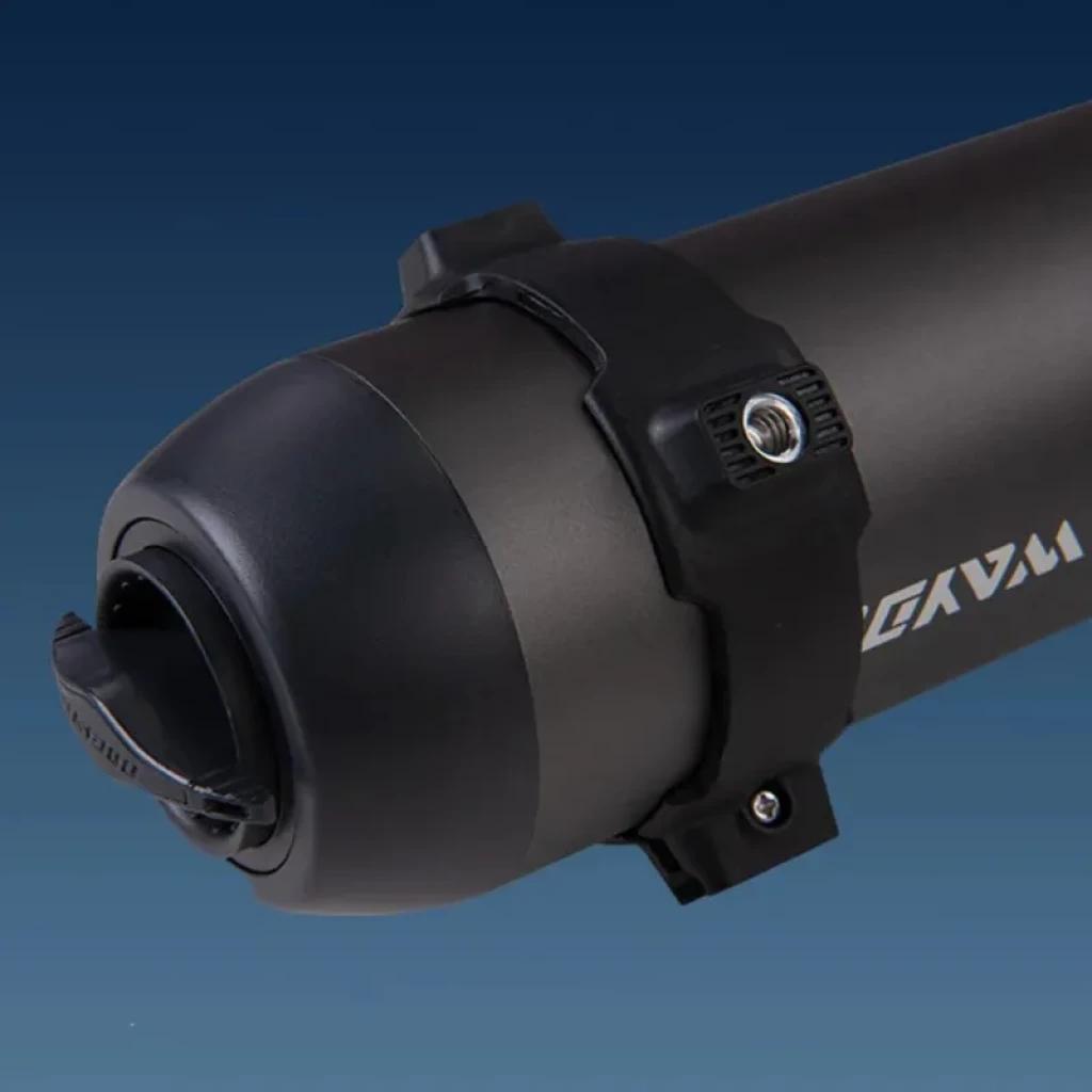 Waydoo Subnado Scooter subacuático ultra compacto en vista cercana del módulo cilíndrico negro mate con abrazadera ajustable y tornillos metálicos