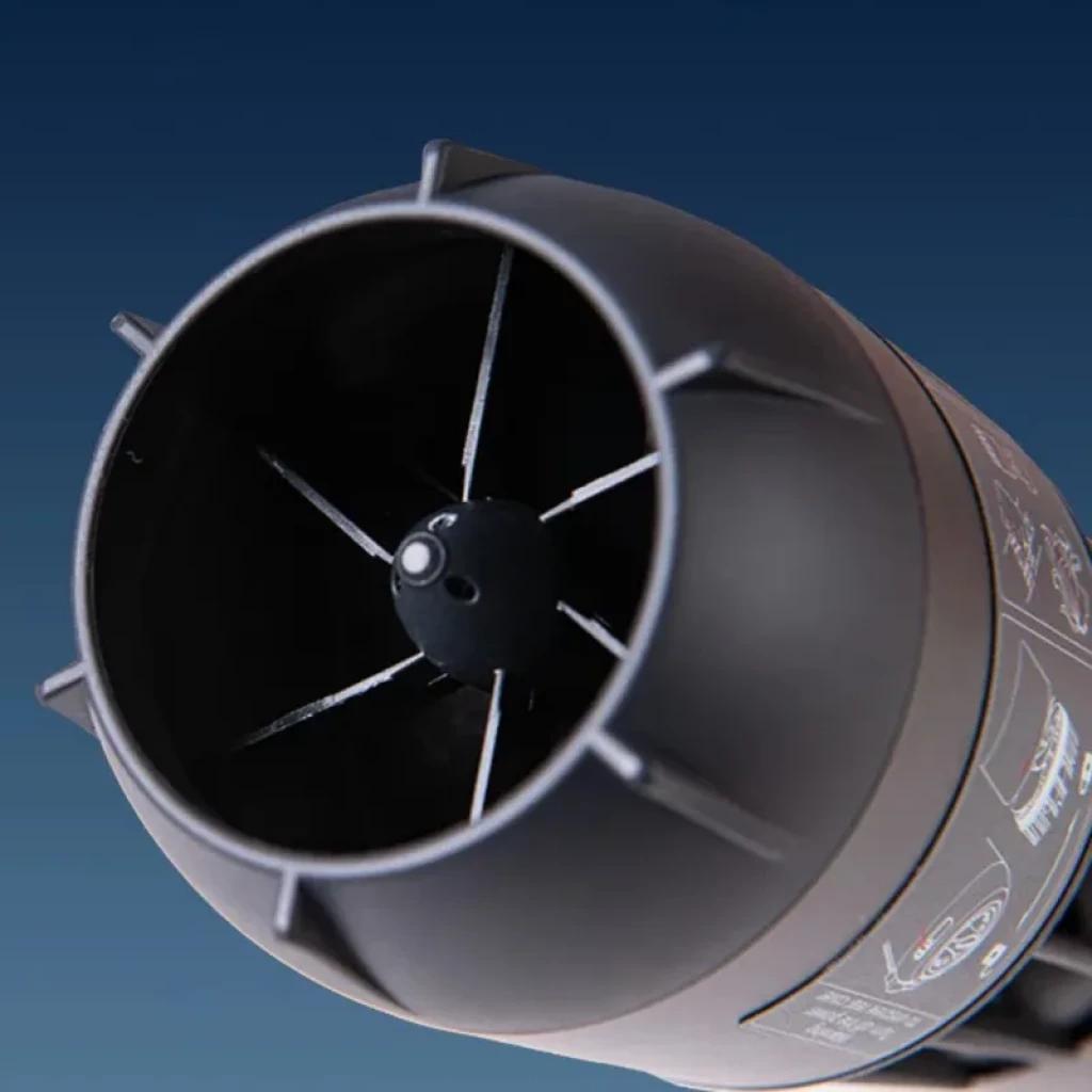 Waydoo Subnado - Scooter subacuático ultra compacto con hélice protegida, rejillas y aletas internas; cuerpo negro mate con iconos de uso impresos