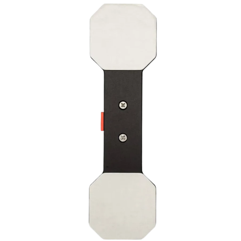 Adaptador para SUP Waydoo con placa negra central y extremos metálicos rectangulares redondeados, dos tornillos visibles y pestaña lateral roja para montaje