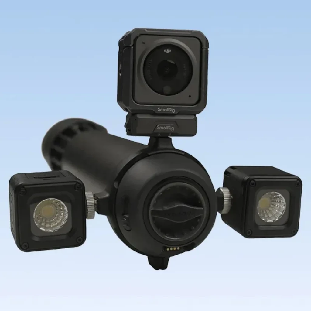 Anillo de fijación para accesorios Waydoo con montaje frontal; soporte central para cámara y dos luces laterales ajustables en cuerpo cilíndrico negro