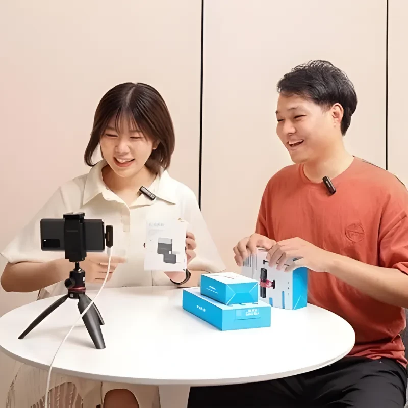 Boya BY-WM3T2-U2 microfone sem fios 2,4 GHz com dois transmissores de lapela e receptor USB-C, clipes magnéticos e estojo de carregamento compactos