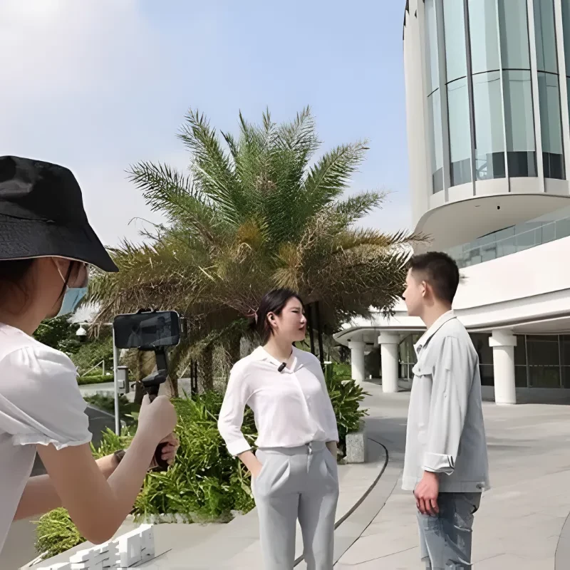 Boya BY-WM3T2-U2 microfone de lapela sem fios 2,4 GHz com receptor USB-C; dois transmissores presos à roupa, ideal para entrevistas ao ar livre