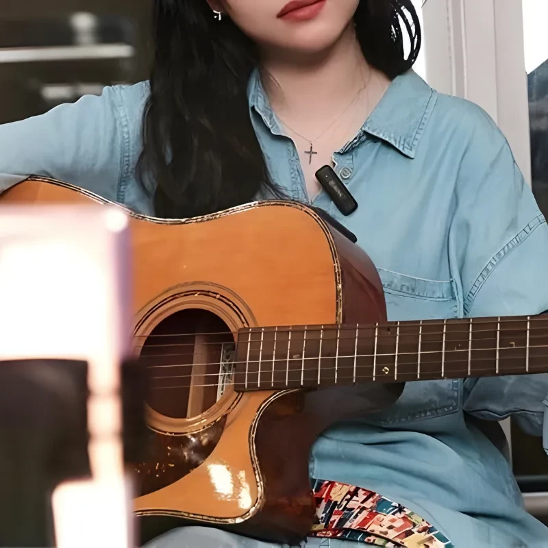 Boya BY-WM3T2-U2 microfone lapela sem fios 2,4 GHz USB-C, clipe discreto preso à camisa durante performance com violão, sistema duplo portátil