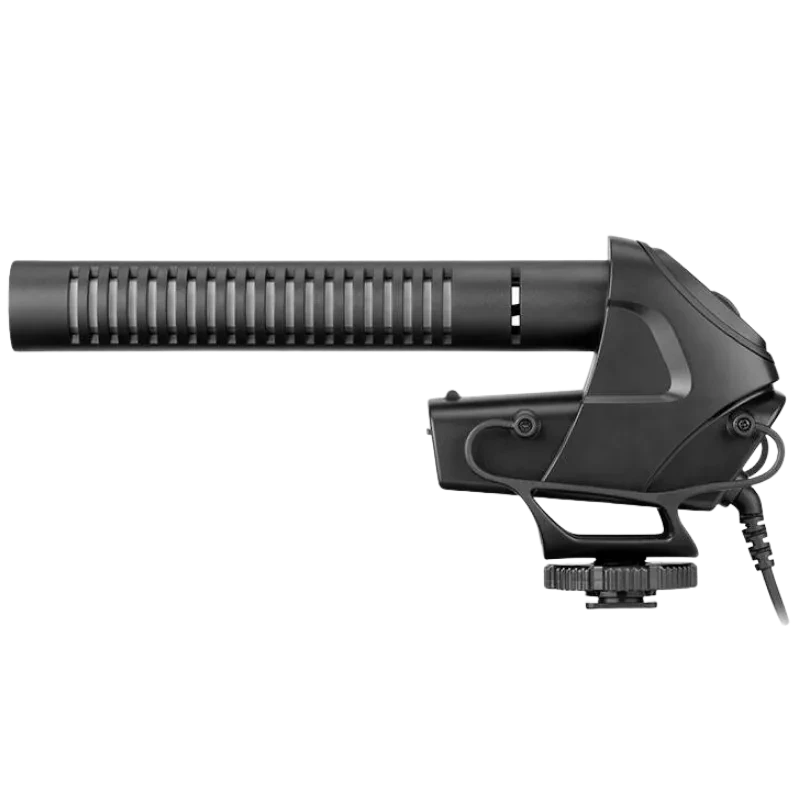 Boya BY-BM3030 micrófono supercardioide para cámara, estilo shotgun, cuerpo negro con ranuras laterales, montura antivibración y conector de audio 3.5 mm