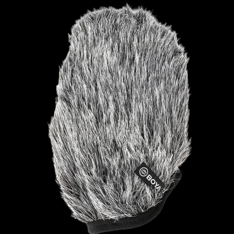 Paraviento peludo gris para micrófono Boya BY-BM3030, tipo deadcat, textura densa bicolor con etiqueta Boya visible y ajuste elástico en la base