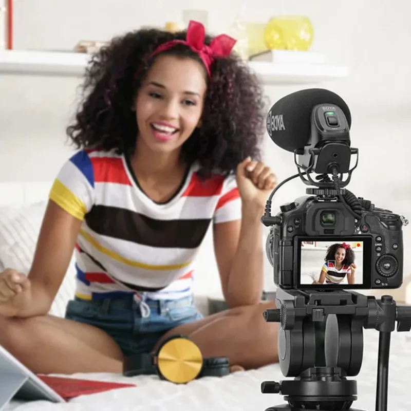 Boya BY-BM3030 micrófono supercardioide para cámara, montado en zapata con parabrisas de espuma, diseño negro compacto ideal para vlogs y grabación en DSLR