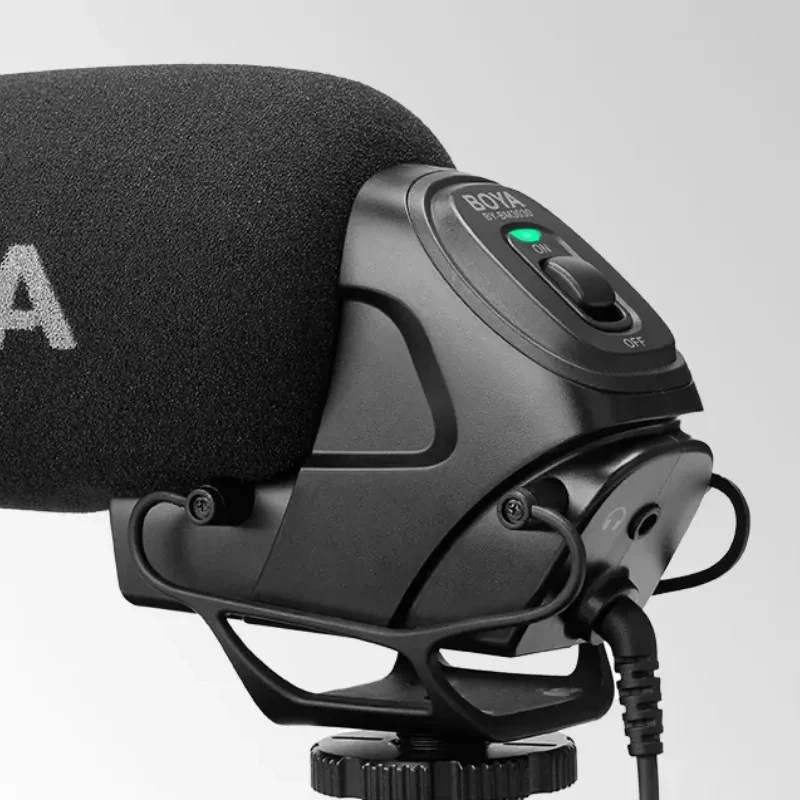 Boya BY-BM3030 micrófono supercardioide para cámara con parabrisas de espuma, interruptor ON iluminado, shock mount integrado y salida por cable TRS