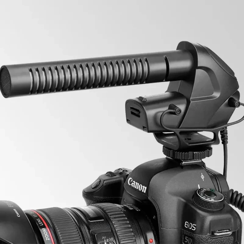 Boya BY-BM3030 micrófono supercardioide tipo shotgun para cámara, montura en zapata, parabrisas ranurado, cuerpo negro y salida por cable lateral