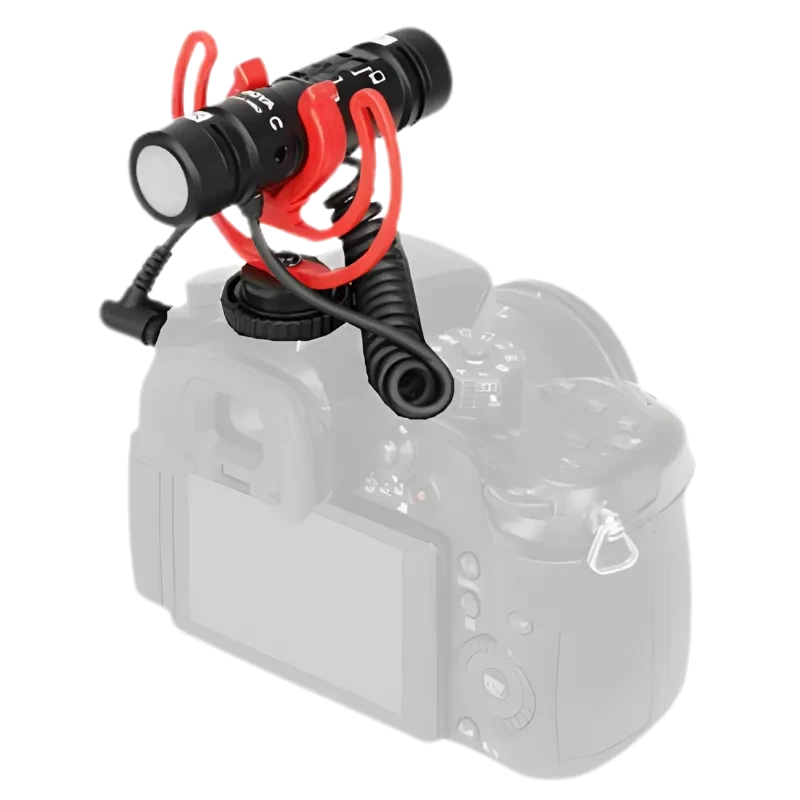 Boya BY-MM1 PRO micrófono compacto con shock mount rojo, cápsula direccional y cable en espiral, montaje en zapata para cámara y reducción de vibraciones