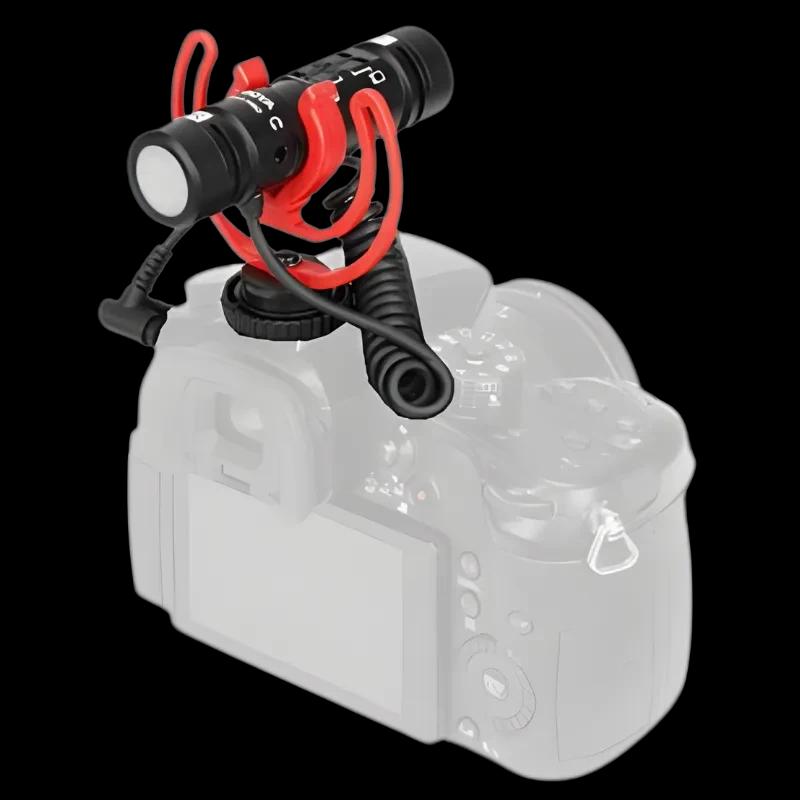Boya BY-MM1 PRO micrófono compacto con shock mount rojo, cápsula direccional y cable en espiral, montaje en zapata para cámara y reducción de vibraciones