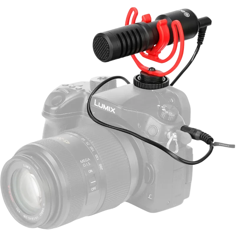 Micrófono para móvil Boya BY-MM1+ tipo escopeta supercardioide, negro, con soporte antivibración rojo y cable TRS/TRRS montado sobre cámara Lumix