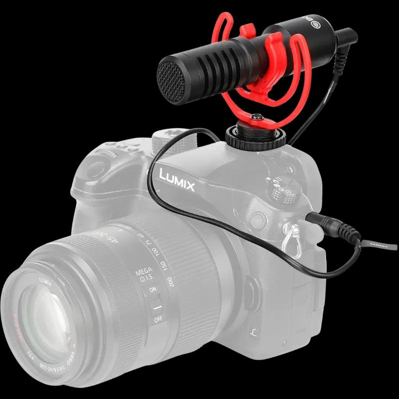 Micrófono para móvil Boya BY-MM1+ tipo escopeta supercardioide, negro, con soporte antivibración rojo y cable TRS/TRRS montado sobre cámara Lumix