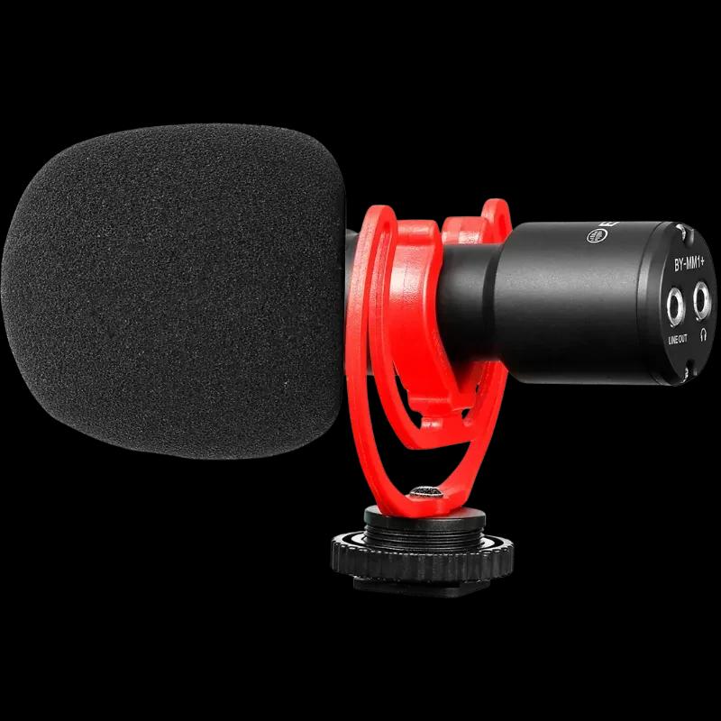 Micrófono para móvil Boya BY-MM1+ tipo escopeta supercardioide, con paravientos de espuma, soporte antivibración rojo y salida de audio 3.5 mm