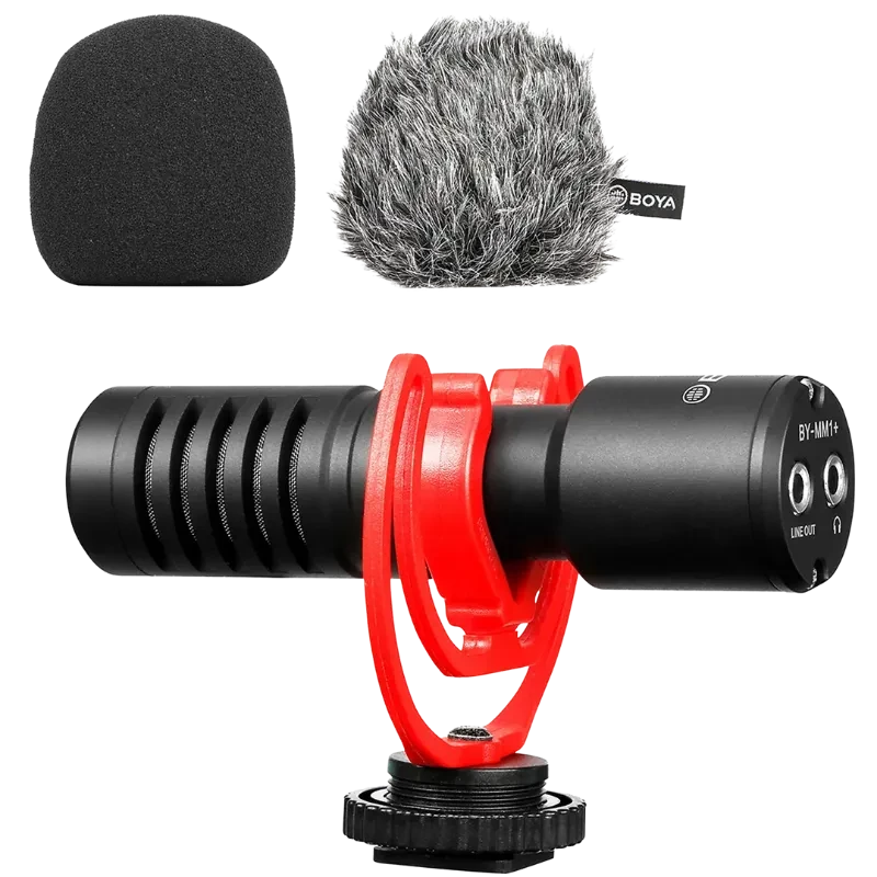 Micrófono Boya BY-MM1+ tipo escopeta supercardioide, cuerpo metálico negro con suspensión roja, incluye paravientos de espuma y deadcat gris, salidas de 3.5