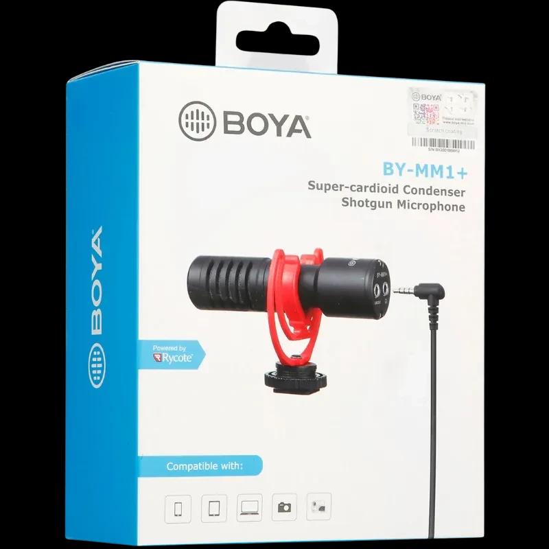 Micrófono para móvil Boya BY-MM1+ tipo escopeta supercardioide, cuerpo negro con soporte antivibración rojo, montura para zapata y cable TRS conectado