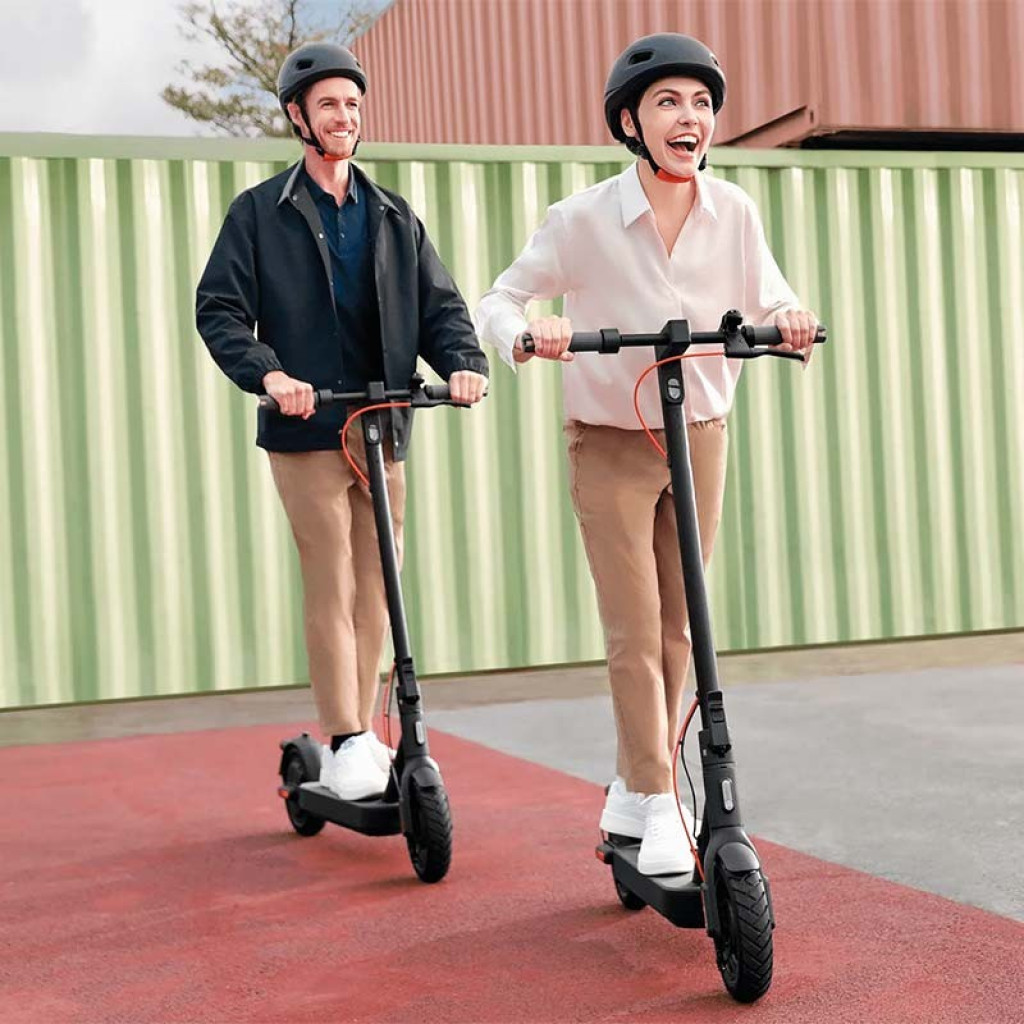 Xiaomi Electric Scooter 4 Pro 2ª Gen desprecintado en uso: patinete negro con pantalla central, cable rojo visible, ruedas grandes y luces LED delanteras