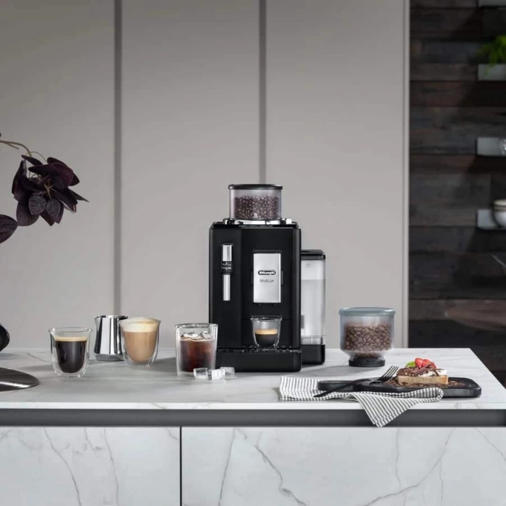 Máquina de café superautomática preta com ecrã tátil 3,5, moedor com Bean Switch, reservatório de água transparente e bicos duplos; copos com café ao