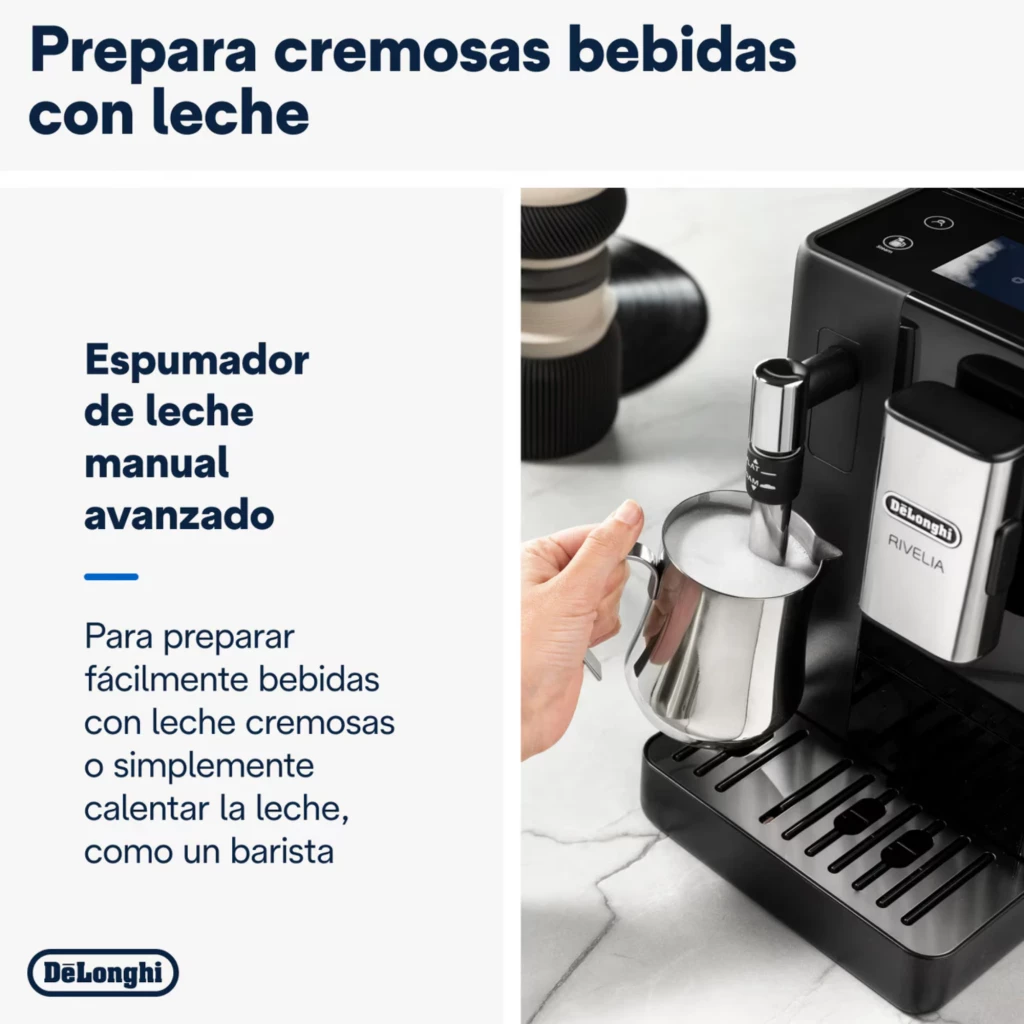 Espumador de leite manual da DeLonghi Rivelia EXAM440.35.B, vaporizando leite em jarra inox; bico de vapor preciso e bandeja coletora com grelha removível
