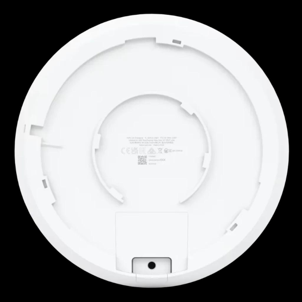Arrière de l'Ubiquiti U6 Enterprise : couvercle circulaire blanc avec support de montage, étiquettes CE et port inférieur pour câblage PoE
