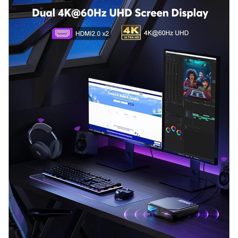 Mini PC compact gris avec logo lumineux, posé sur bureau RGB. Connecté à deux écrans 4K 60 Hz via HDMI, clavier mécanique, souris et casque autour.