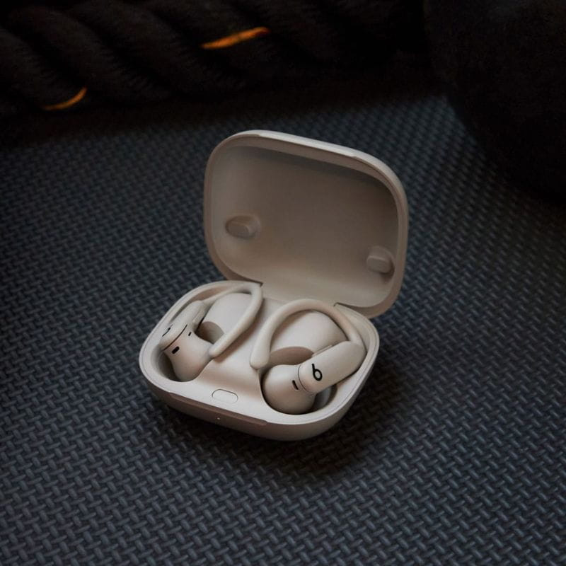 Powerbeats Pro2 - Arena  imagen en el estuche de carga