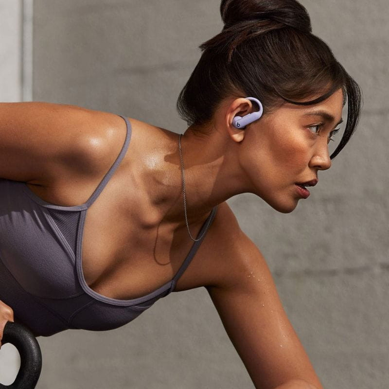 Powerbeats Pro 2 Púrpura imagen de una chica con ellos puestos