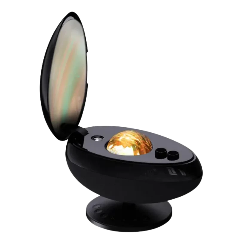 Proyector de Luz Wanbo EVA Galaxy Light en forma de cápsula negra con cúpula luminosa dorada, tapa abatible iridiscente y base giratoria estable