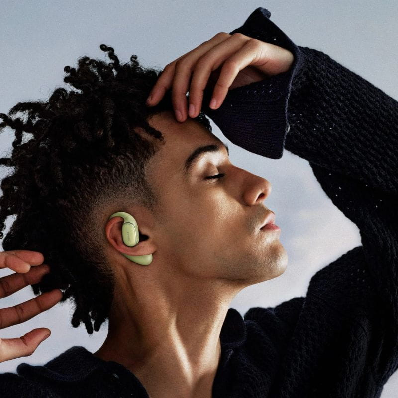 Huawei FreeArc Negro imagen real con un chico