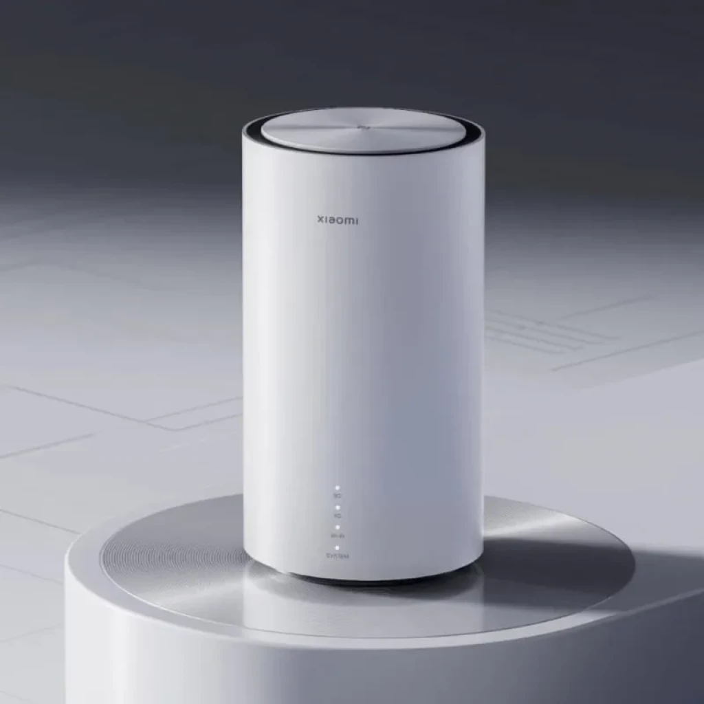 Xiaomi 5G CPE Pro en color blanco, diseño cilíndrico minimalista con tapa superior circular, logo frontal y cuatro luces LED de estado en la base frontal