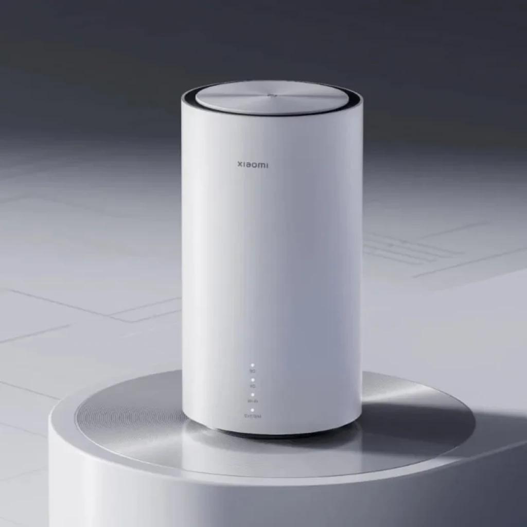 Xiaomi 5G CPE Pro en color blanco, diseño cilíndrico minimalista con tapa superior circular, logo frontal y cuatro luces LED de estado en la base frontal