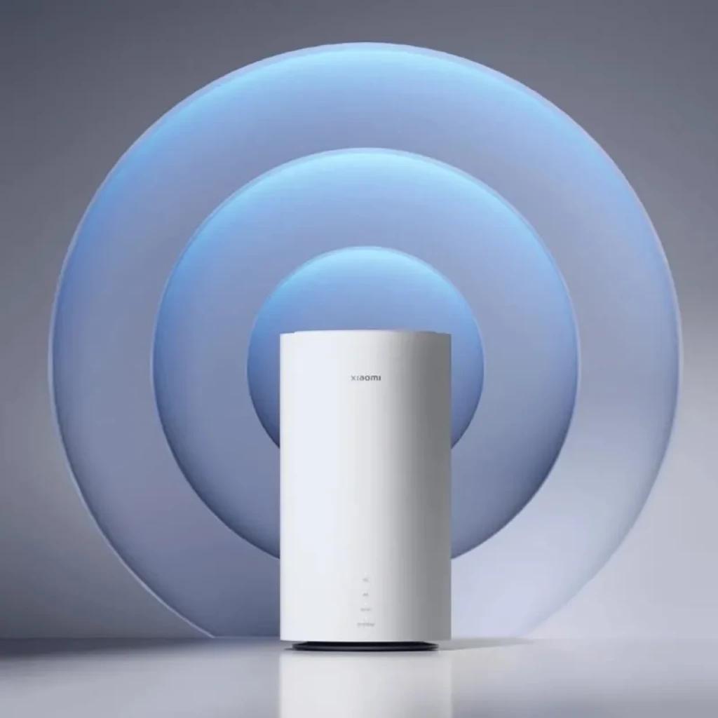 Xiaomi 5G CPE Pro en color blanco, diseño cilíndrico minimalista con indicadores LED frontales y halo azul que sugiere señal inalámbrica potente