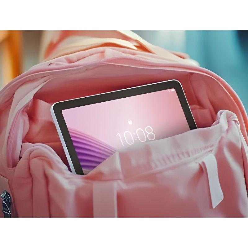 Tableta Lenovo Tab 10,1" color Gris Luna asomando de una mochila rosa; bisel delgado, pantalla brillante con hora 10:08 visible, diseño portátil y moderno.