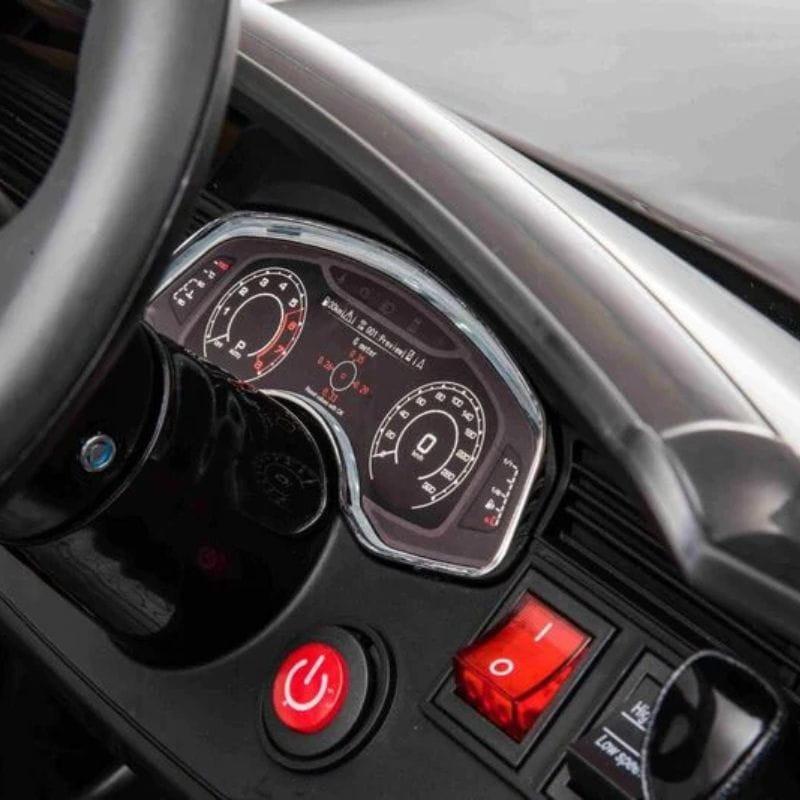  Audi RS Q8 12V Branco - Carro elétrico para crianças detalhe do botão de arranque