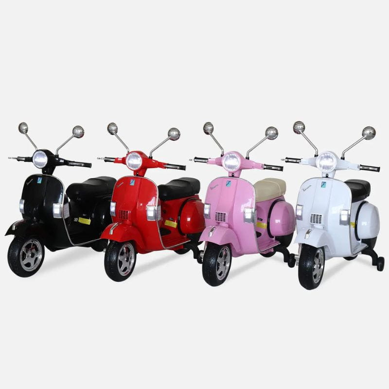 Vespa PX150 12V Blanco para niños; scooter eléctrico con ruedas auxiliares, faro frontal, espejos cromados y diseño clásico junto a variantes negro, rojo y