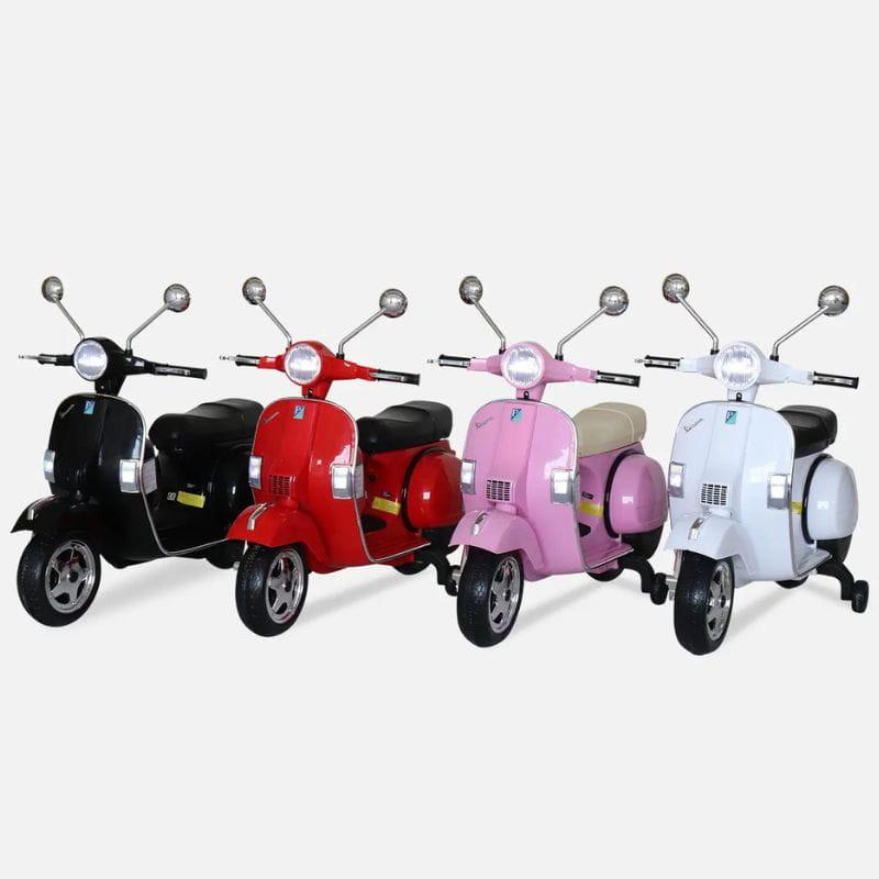 Vespa PX150 12V Blanco para niños; scooter eléctrico con ruedas auxiliares, faro frontal, espejos cromados y diseño clásico junto a variantes negro, rojo y