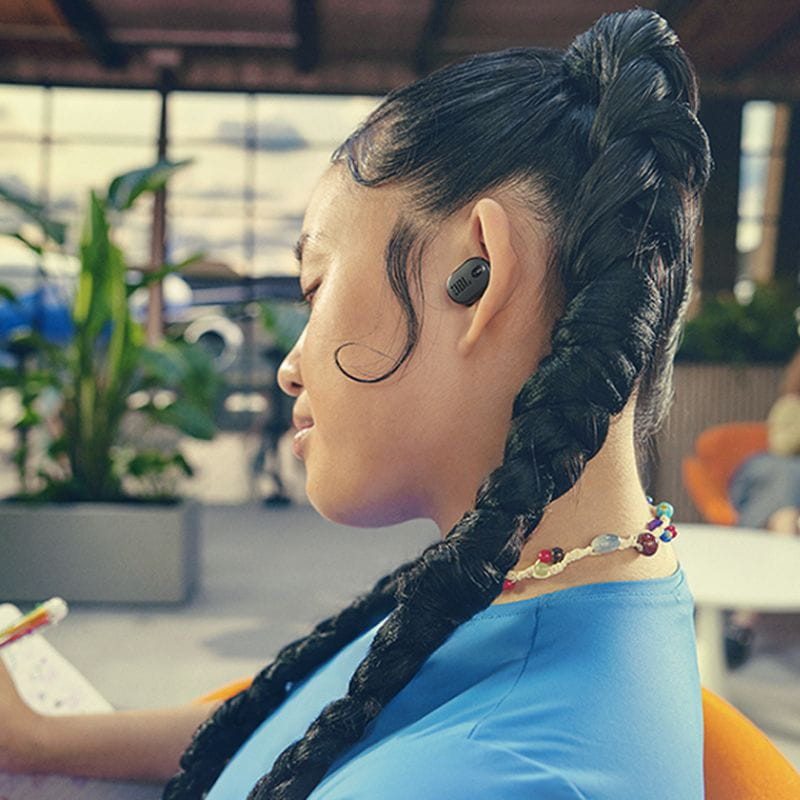 JBL Tune Buds 2 Preto com uma rapariga