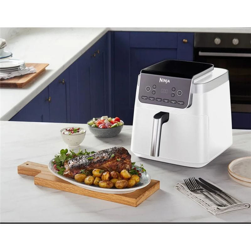 Ninja Max Pro 6,2 L - Freidora de aire al lado de un plato recién cocinado