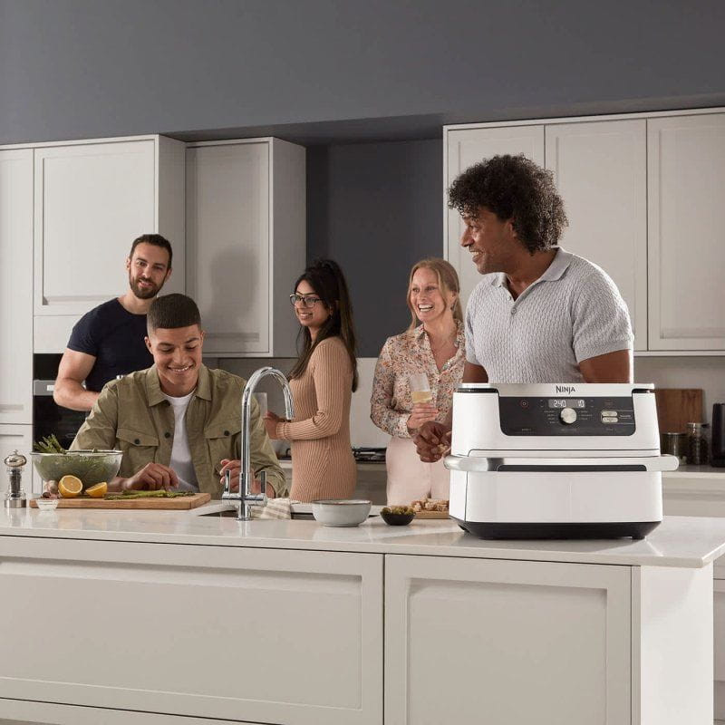 Ninja Foodi FlexDrawer 10.4 L - Freidora de aire imagenen una cocina con personas