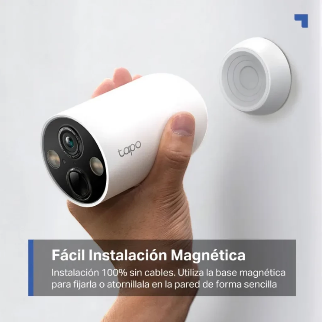 TP-Link Tapo C425 2K QHD blanca, cilíndrica, con base magnética y diseño inalámbrico; lente frontal y sensores visibles para exterior IP66