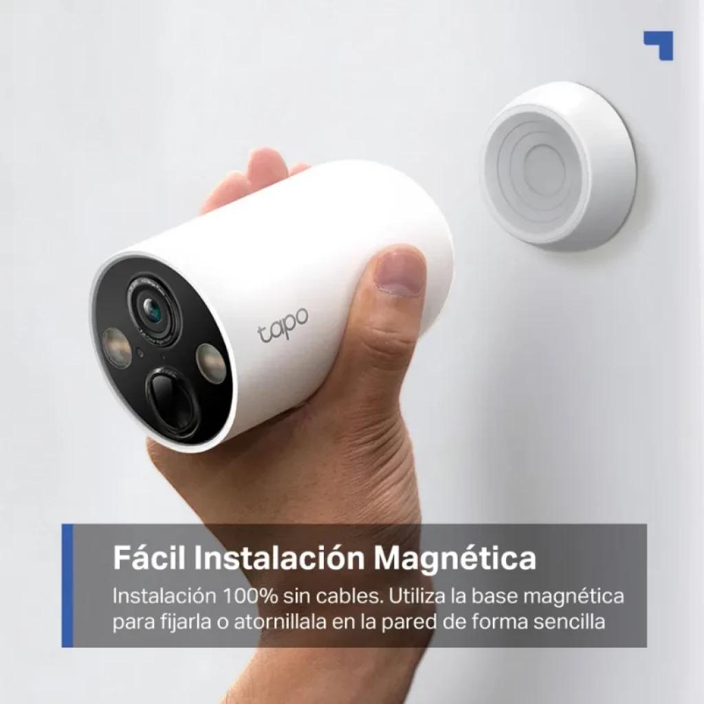 TP-Link Tapo C425 2K QHD blanca, cilíndrica, con base magnética y diseño inalámbrico; lente frontal y sensores visibles para exterior IP66
