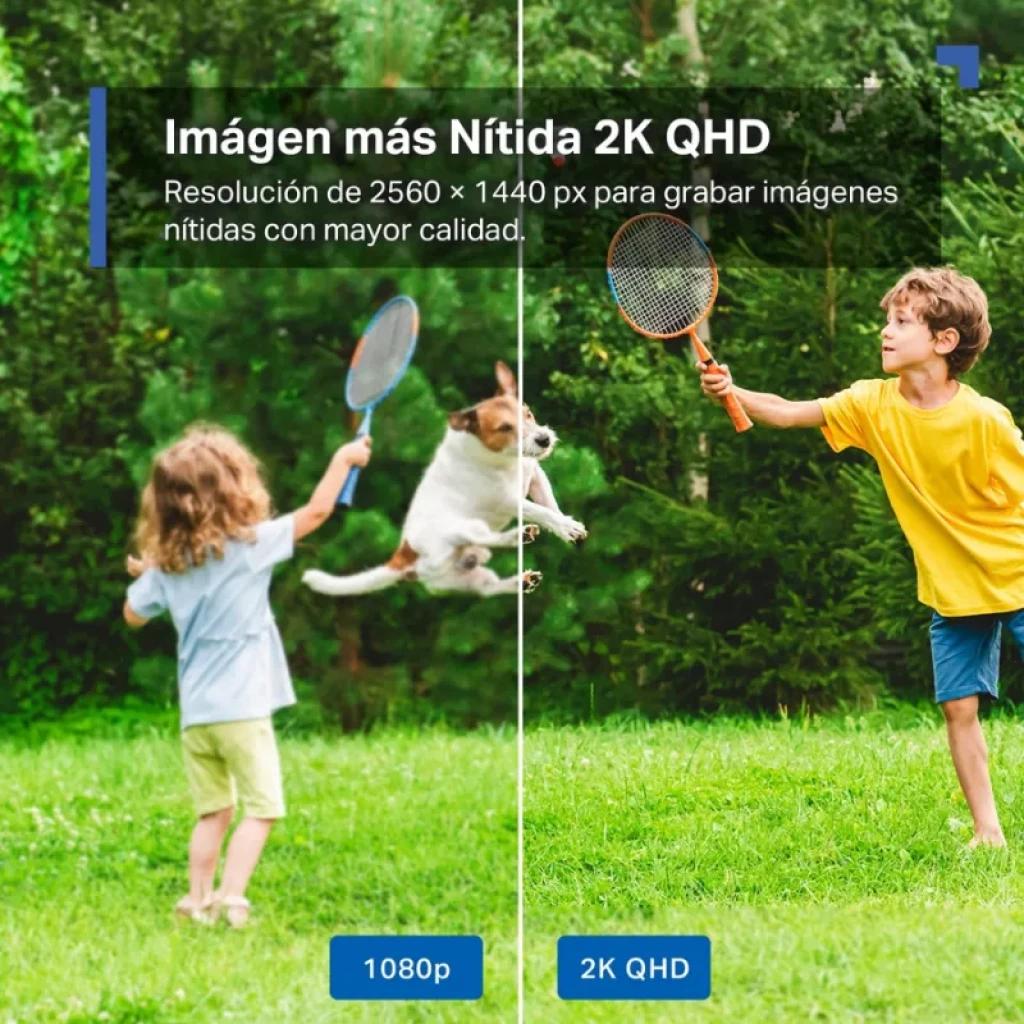 Comparativa 1080p vs 2K QHD: escena al aire libre con niños jugando bádminton y perro saltando; lado derecho muestra mayor nitidez y detalle 2560×1440 px