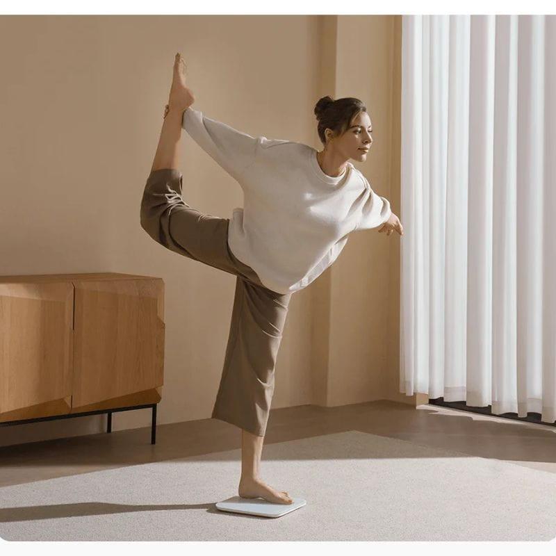 Xiaomi Smart Scale S200 Gris Oscuro imagen  midiendo el equilibrio de una persona