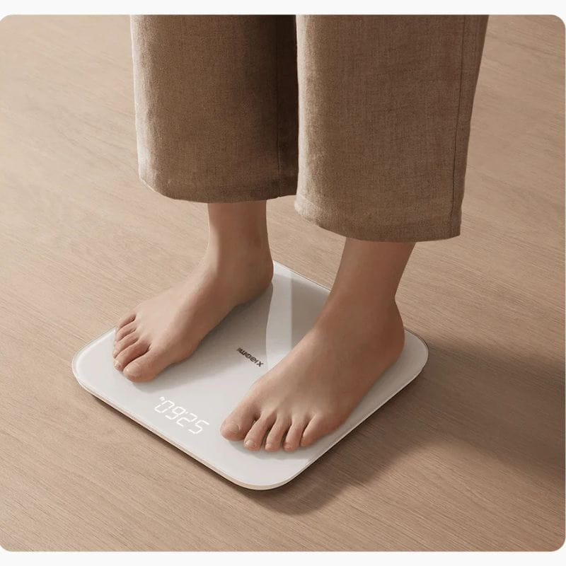 Xiaomi Smart Scale S200 Gris Oscuro imagen  pesando a una persona