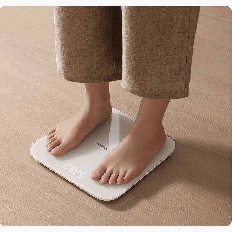 Xiaomi Smart Scale S200 Gris Oscuro imagen  pesando a una persona