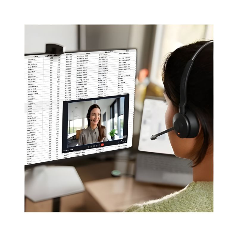 Jabra Engage 55 SE UC Noir avec microphone, image réelle utilisée par un humain